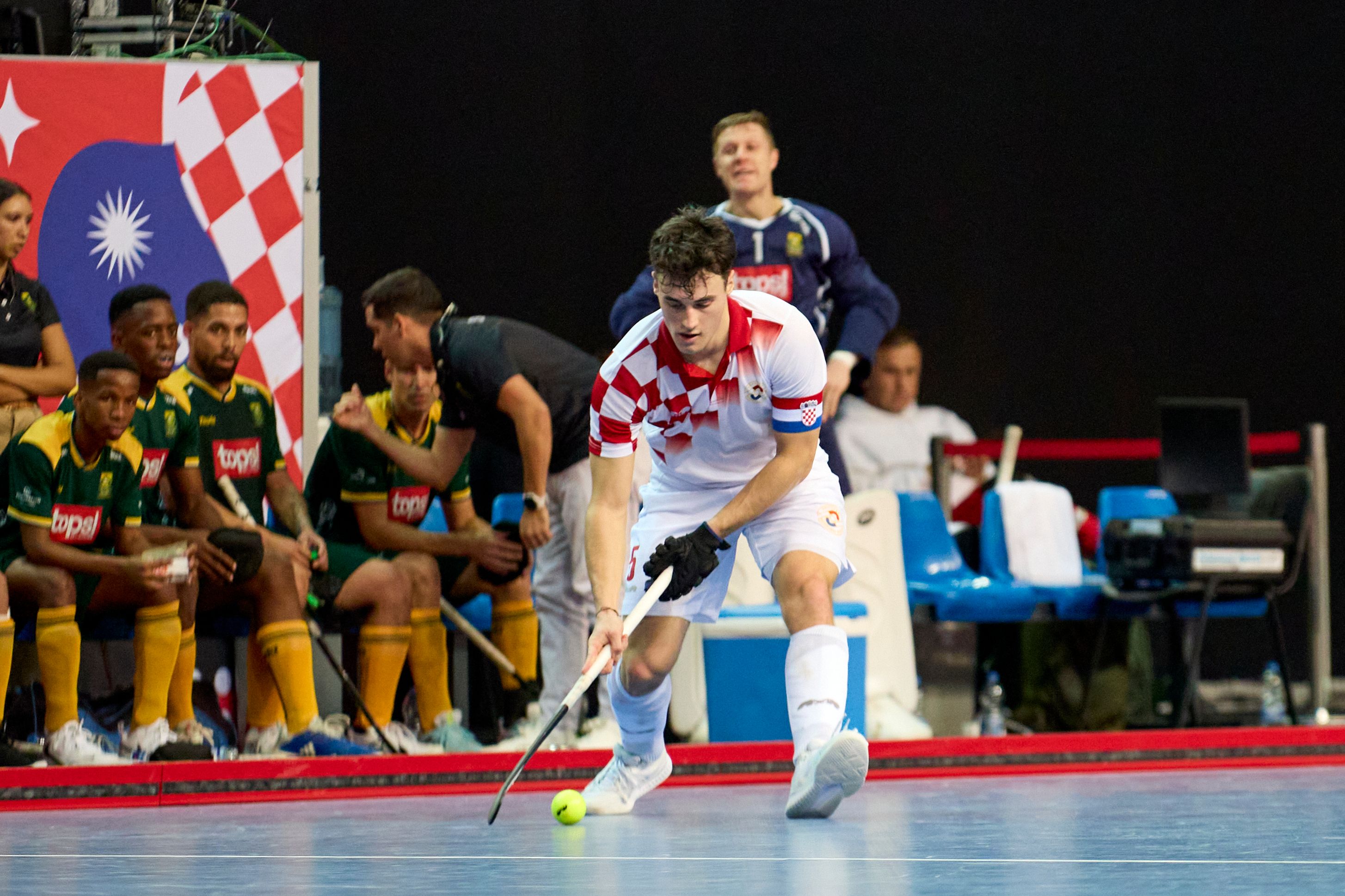 Mario Mucić tijekom hokejske utakmice, s vidljivom palicom i lopticom